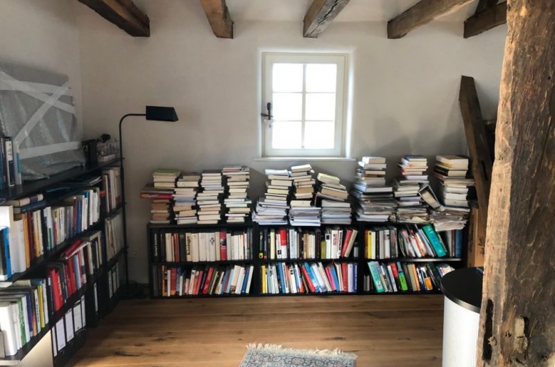 Projekt Brühl | Das Office unseres Bauherren ist zwar mit Büchern analog gefüllt aber kann sich mit seiner Automatisierung durchaus Smart Office nennen